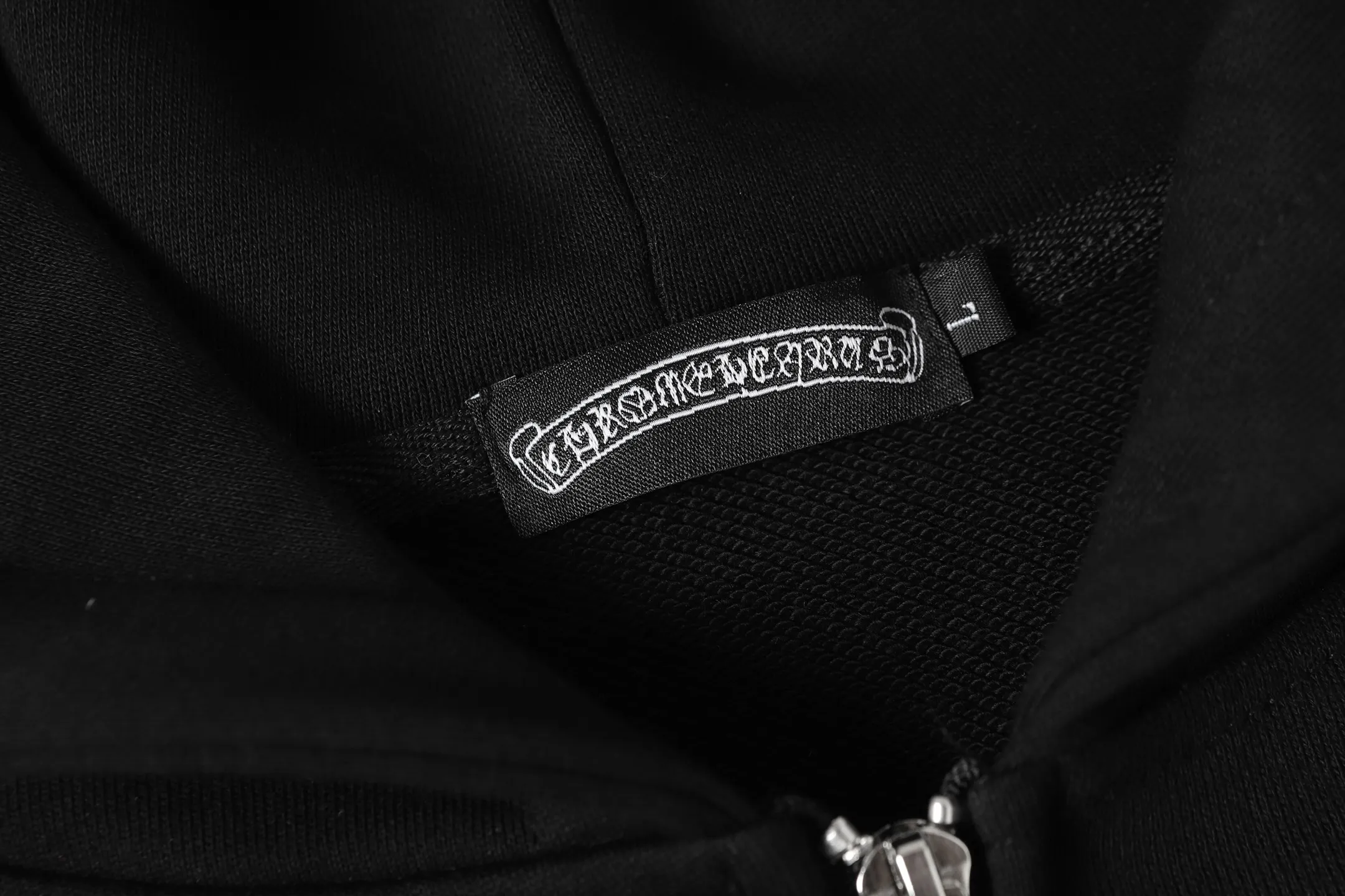 P260 K04 cross-border model, please do not place an order if you are pursuing quality - Chrome Hearts/Chrome Hearts leather cross ✝️Raglan sleeve zipper sweatshirt cardigan jacket - High weight, high density and high quality. The wool is soft, delicate and skin-friendly. It feels soft and silky. It has excellent warmth and skin-friendly properties. - Custom-woven and dyed with no color difference. No matter the fabric or workmanship details, it beats the ordinary version on the market. - Hardware zipper accessories are all customized and full of details. -Colour: Black Gray -Size: S M L XL